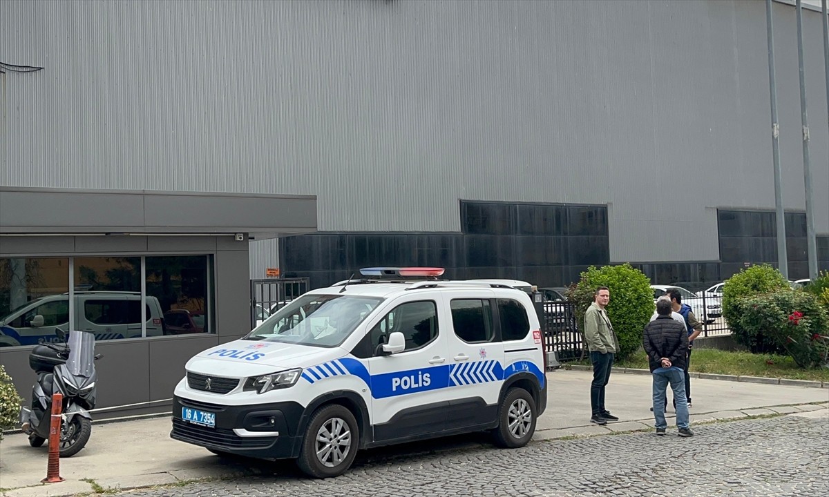 Bursa'nın Nilüfer ilçesindeki bir fabrikada vincin indirdiği makinenin altında kalan işçi hayatını...