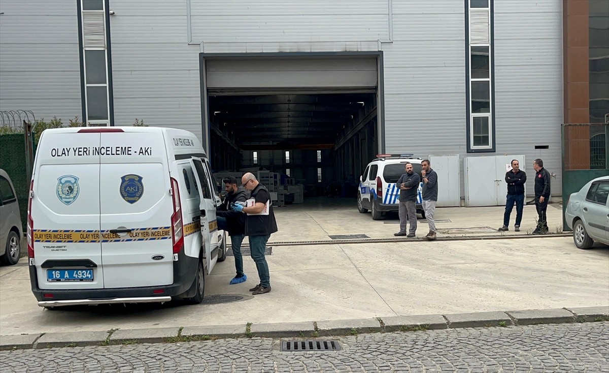 Bursa'nın Nilüfer ilçesindeki bir fabrikada vincin indirdiği makinenin altında kalan işçi hayatını...