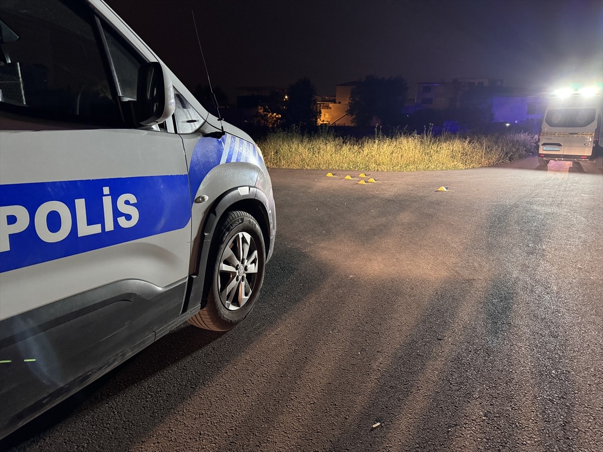 Bursa'nın Osmangazi ilçesinde iki grup arasında çıkan silahlı kavgada 1'i ağır 2 kişi yaralandı....