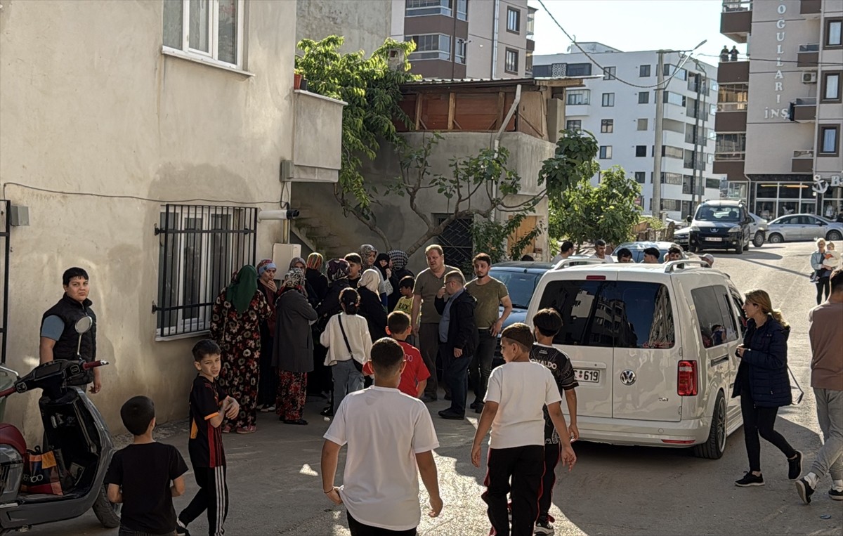 Bursa'nın Osmangazi ilçesinde, komşular arasında çıkan kavgada 4 kişi yaralandı.