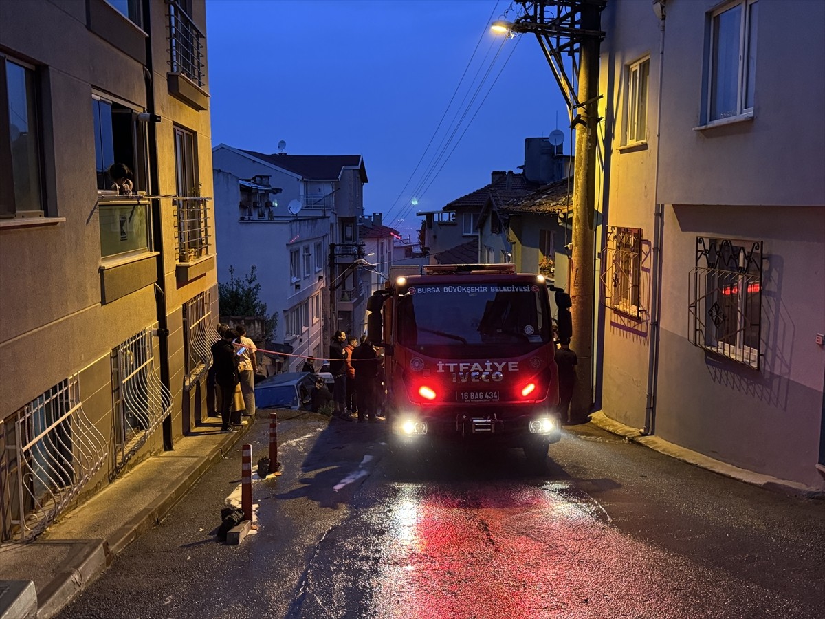 Bursa'nın Yıldırım ilçesinde yangın çıkan evde bir kadının cesedi bulundu.