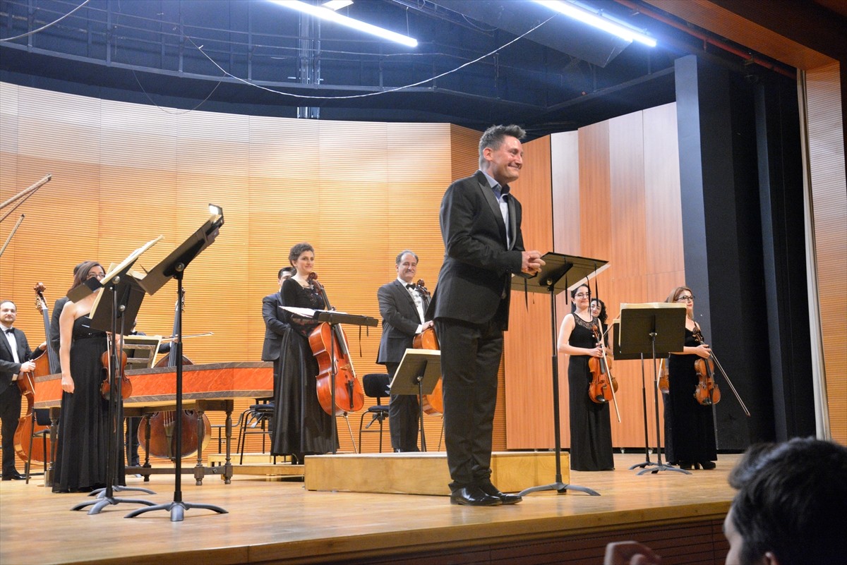 Bursa Bölge Devlet Senfoni Orkestrası'nın (BBDSO) düzenlediği "Venedik Bahçeleri" konserinde Barok...