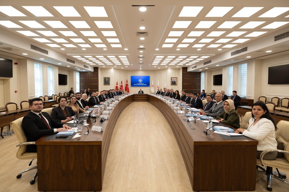 Çalışma ve Sosyal Güvenlik Bakanı Vedat Işıkhan, HAK-İŞ Genel Başkanı Mahmut Arslan ve...