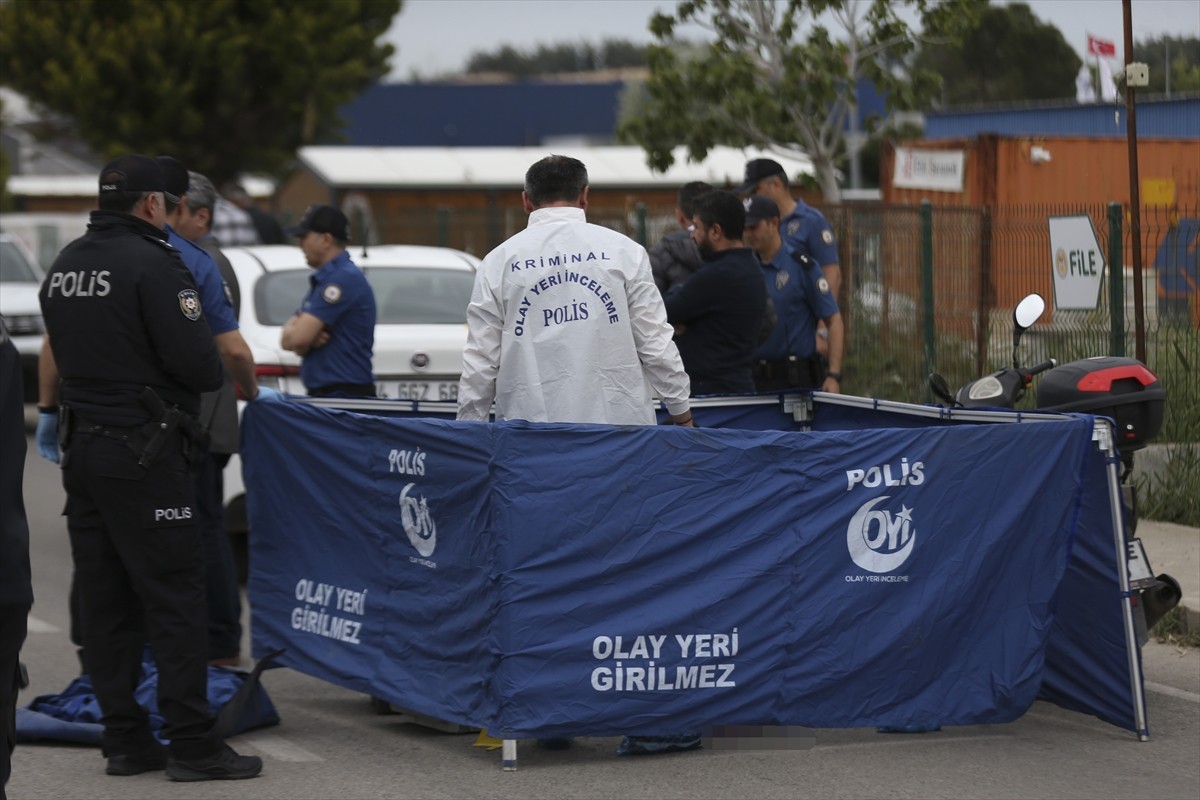 Çanakkale'de bir kadın, boşanma aşamasındaki eşi tarafından başından silahla vurularak öldürüldü....