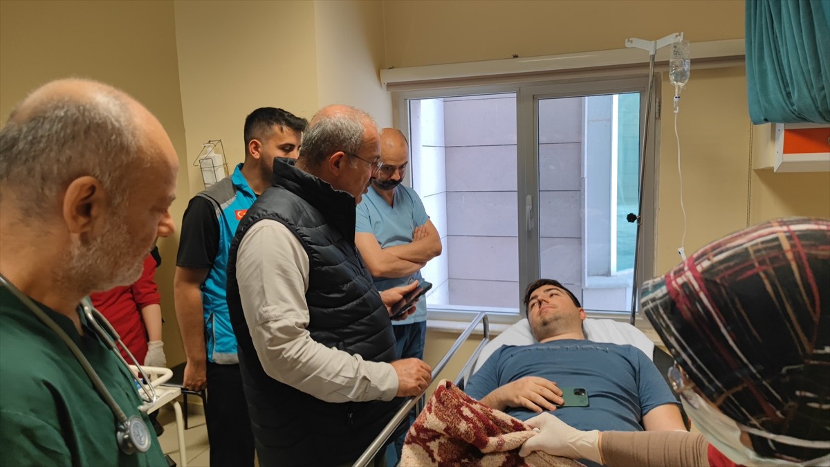 Çanakkale'de yolcu otobüsü, kamyon ve otomobilin çarpışması sonucu 8 kişi hayatını kaybetti, 20...