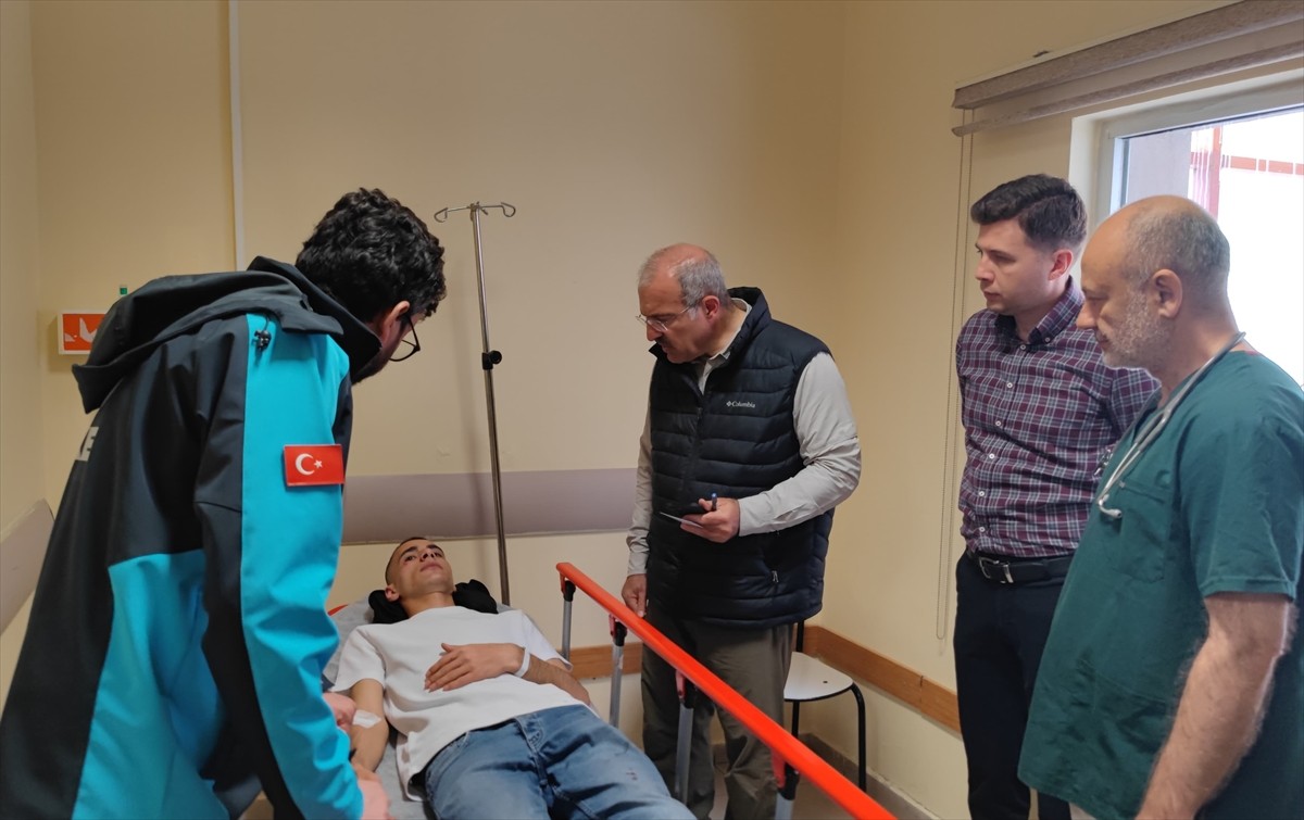 Çanakkale'de yolcu otobüsü, kamyon ve otomobilin çarpışması sonucu 8 kişi hayatını kaybetti, 20...