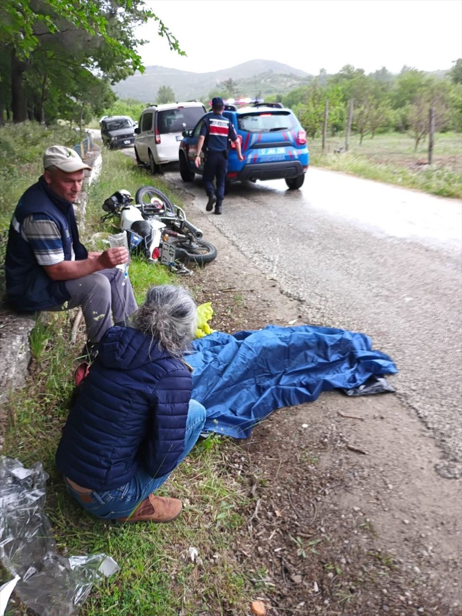 Çanakkale'nin Bayramiç ilçesinde iki motosikletin çarpışması sonucu 1'i ağır 4 kişi...