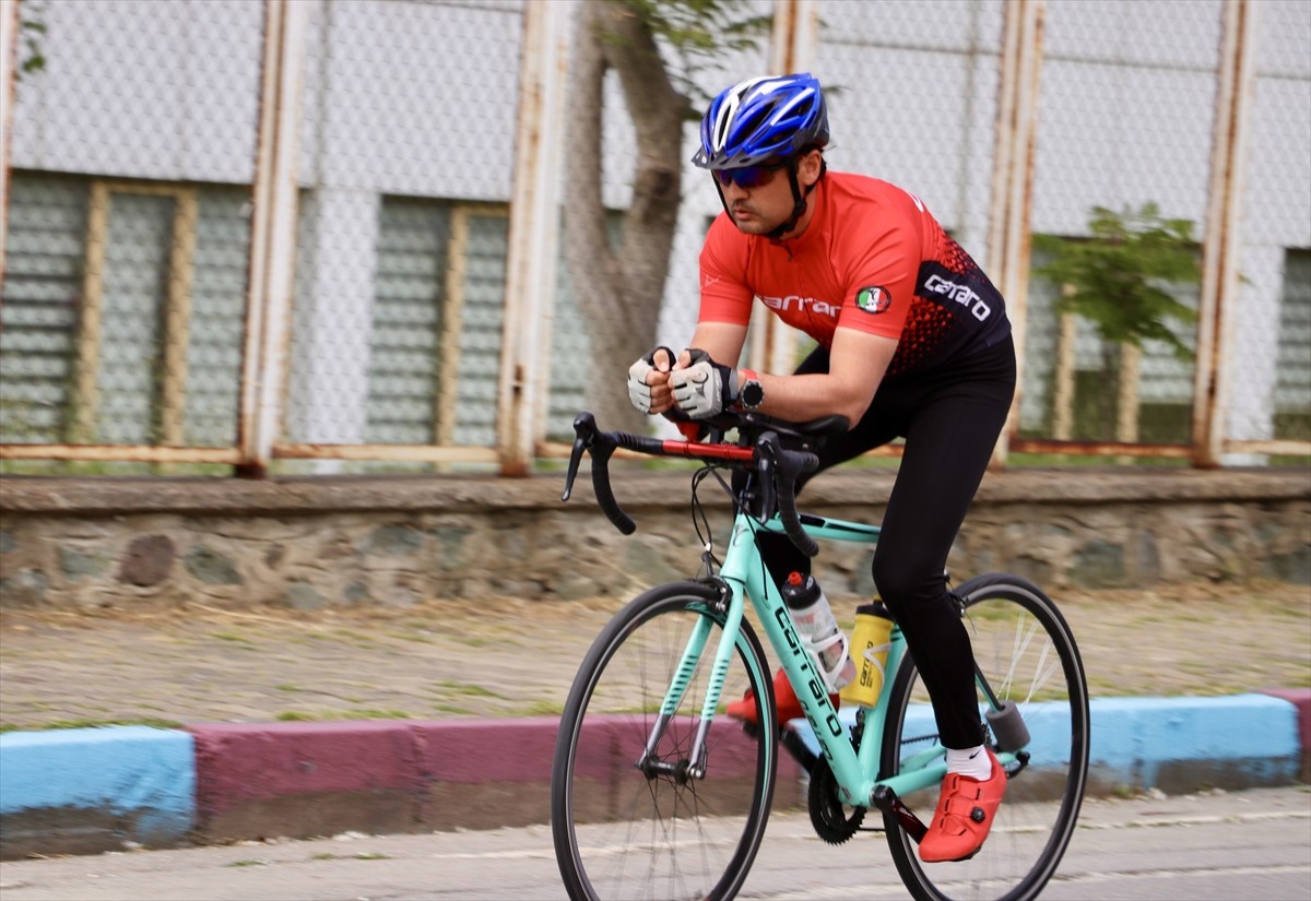 Çanakkale Şehitliği'nden aldığı toprak ve Türk bayrağını Samsun'a ulaştırdıktan sonra Trabzon'a...