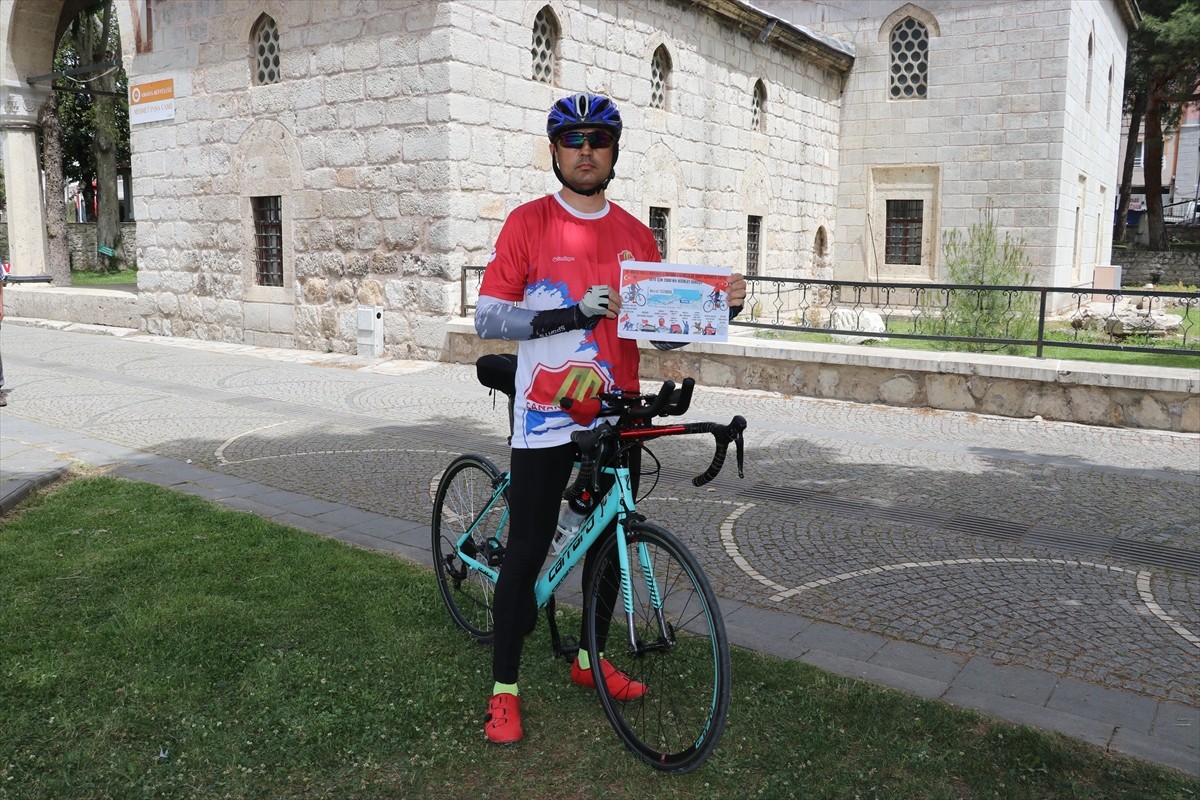 Çanakkale Şehitliği'nden aldığı toprak ve Türk bayrağını Samsun'a ulaştırmak üzere yola çıkan...