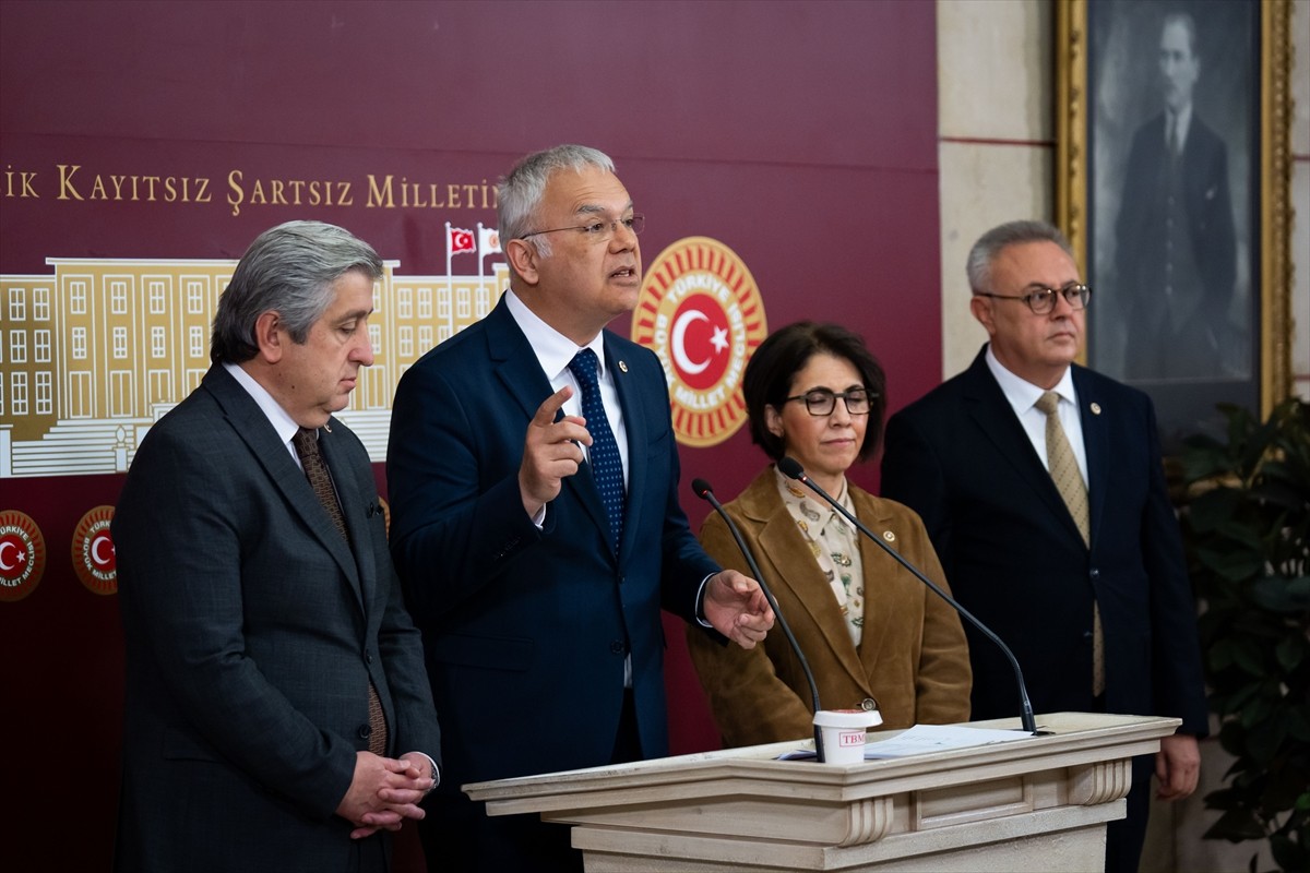 CHP Bursa Milletvekili Kayıhan Pala (sol 2), TBMM'de düzenlediği basın toplantısında açıklamalarda...