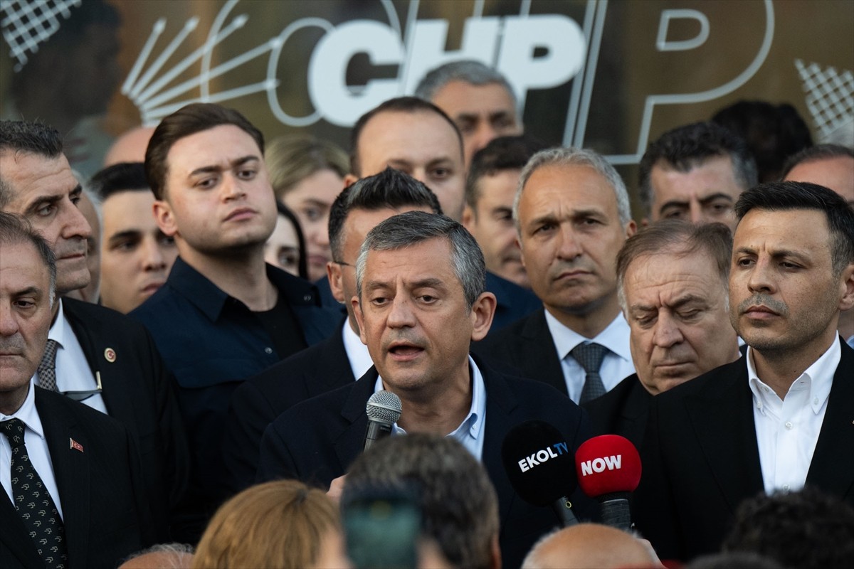 CHP Genel Başkanı Özgür Özel, Ankara'ya gitmeden önce CHP İstanbul İl Başkanlığı binası önünde...