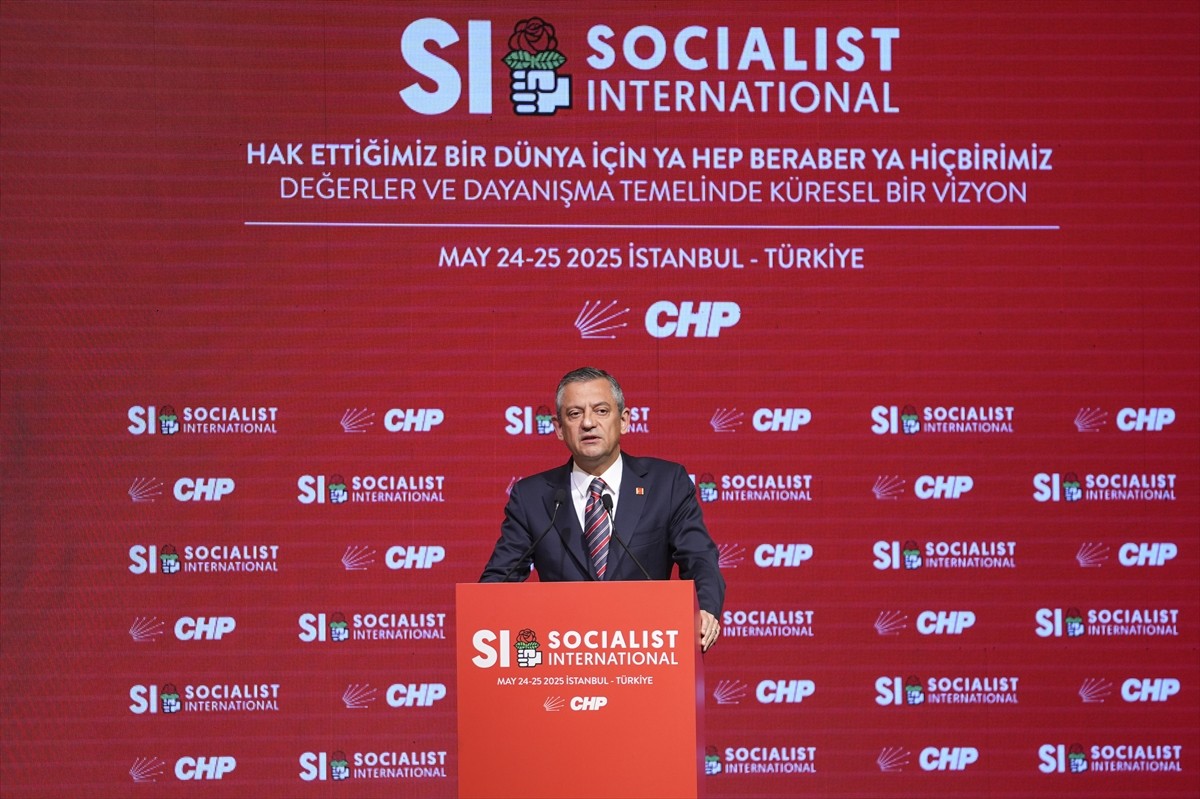 CHP Genel Başkanı Özgür Özel, Beşiktaş'ta bir otelde düzenlenen Sosyalist Enternasyonal Konsey...