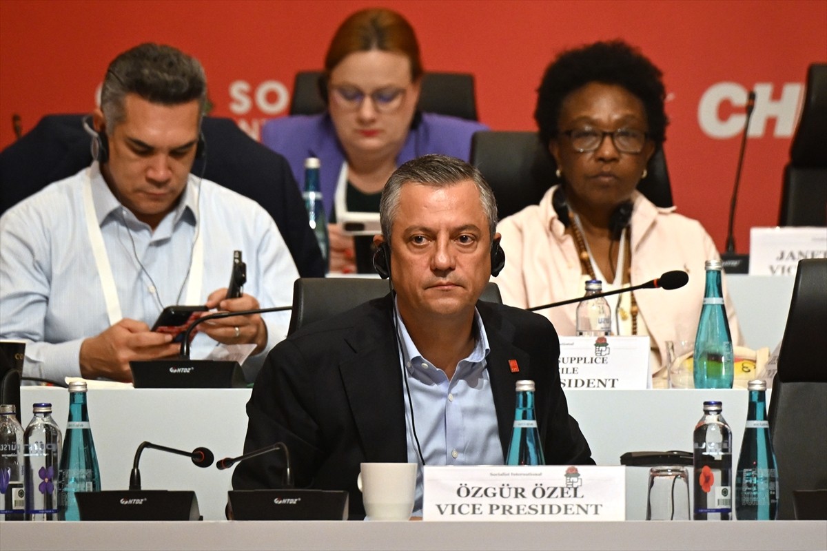 CHP Genel Başkanı Özgür Özel, Beşiktaş'ta bir otelde düzenlenen Sosyalist Enternasyonal Konsey...