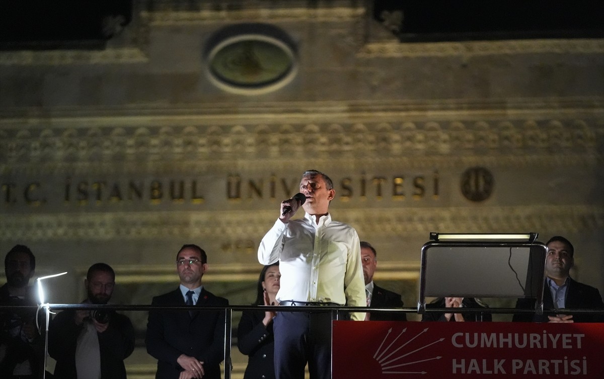 CHP Genel Başkanı Özgür Özel, İstanbul Büyükşehir Belediyesine (İBB) yönelik yolsuzluk ve terör...