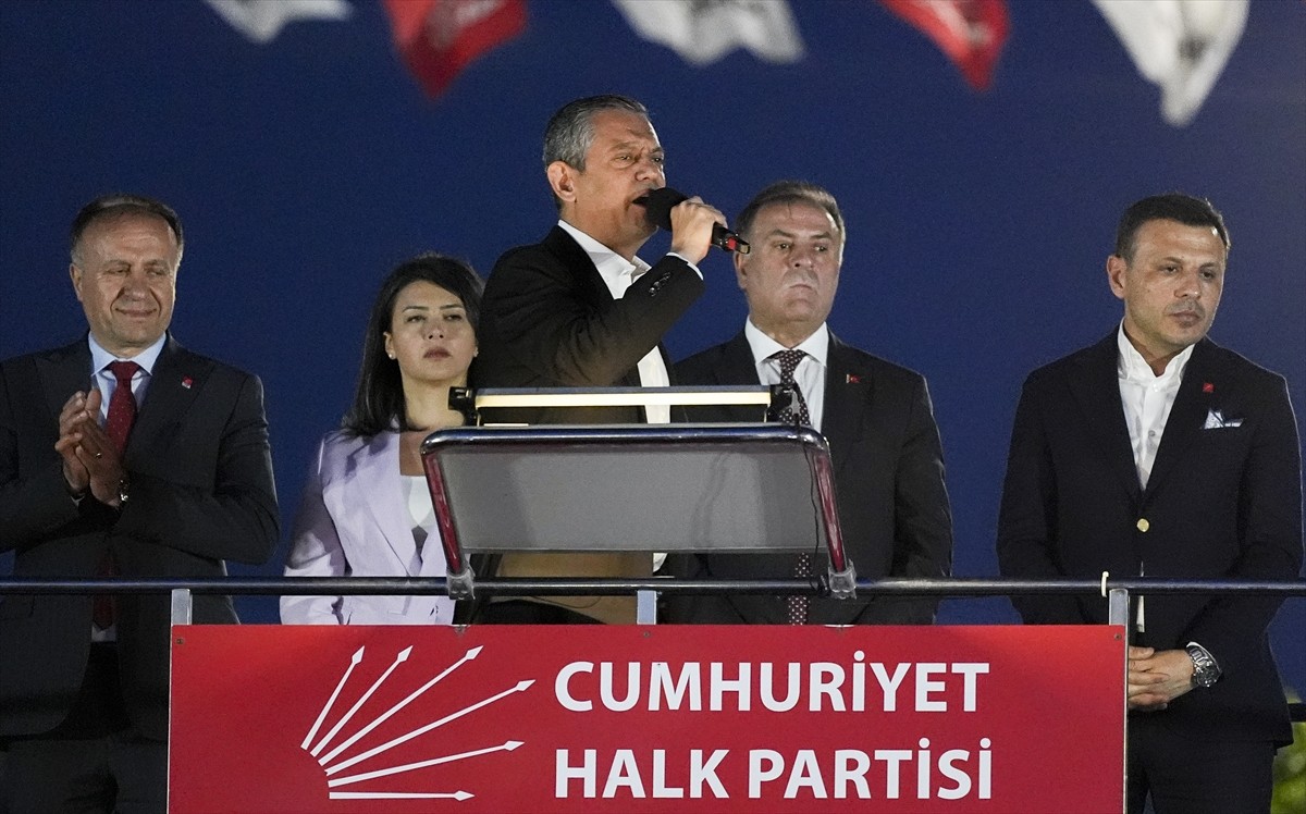 CHP Genel Başkanı Özgür Özel, İstanbul Büyükşehir Belediyesine (İBB) yönelik yolsuzluk ve terör...