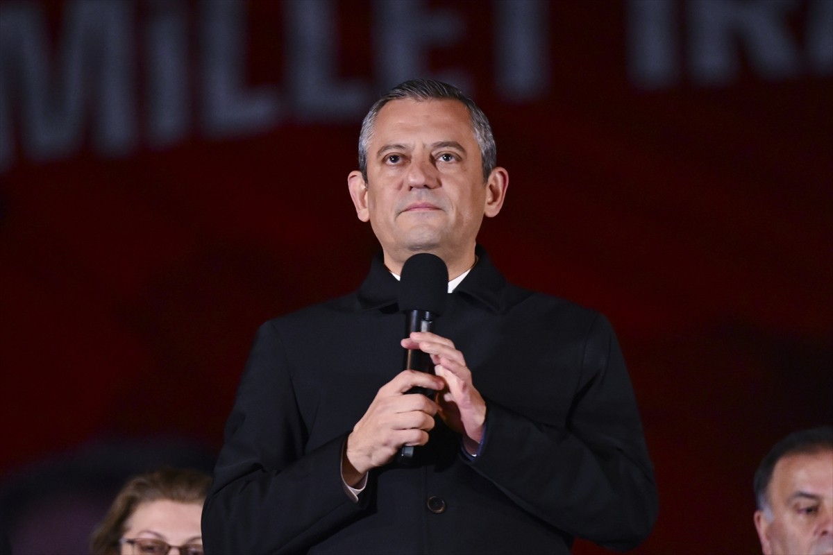 CHP Genel Başkanı Özgür Özel, İstanbul Büyükşehir Belediyesine (İBB) yönelik yolsuzluk ve terör...