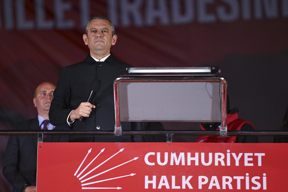 CHP Genel Başkanı Özgür Özel, İstanbul Büyükşehir Belediyesine (İBB) yönelik yolsuzluk ve terör...