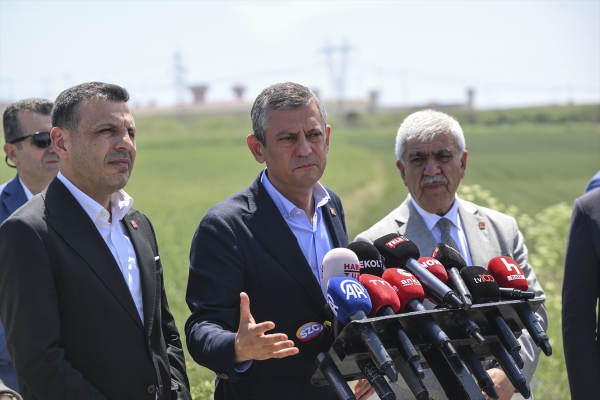 CHP Genel Başkanı Özgür Özel (ortada), CHP Genel Başkanı Özgür Özel, "silahlı terör örgütü PKK/KCK...