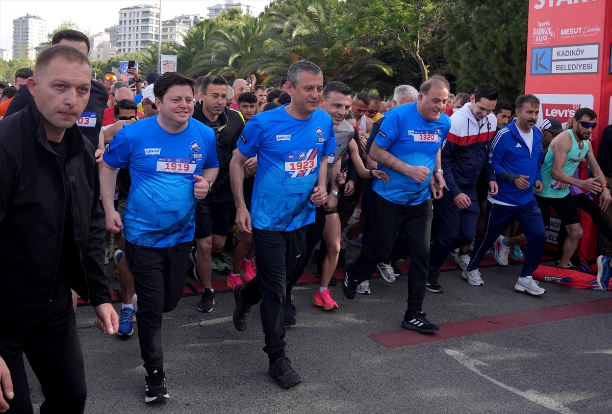 CHP Genel Başkanı Özgür Özel (ortada), Kadıköy Belediyesinin düzenlediği "Cadde10K-21K" koşusuna...