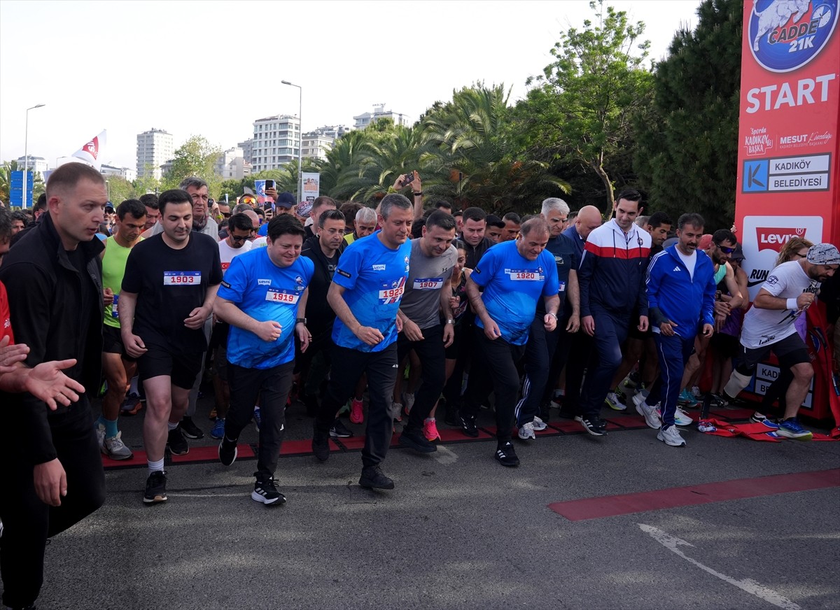 CHP Genel Başkanı Özgür Özel (ortada), Kadıköy Belediyesinin düzenlediği "Cadde10K-21K" koşusuna...