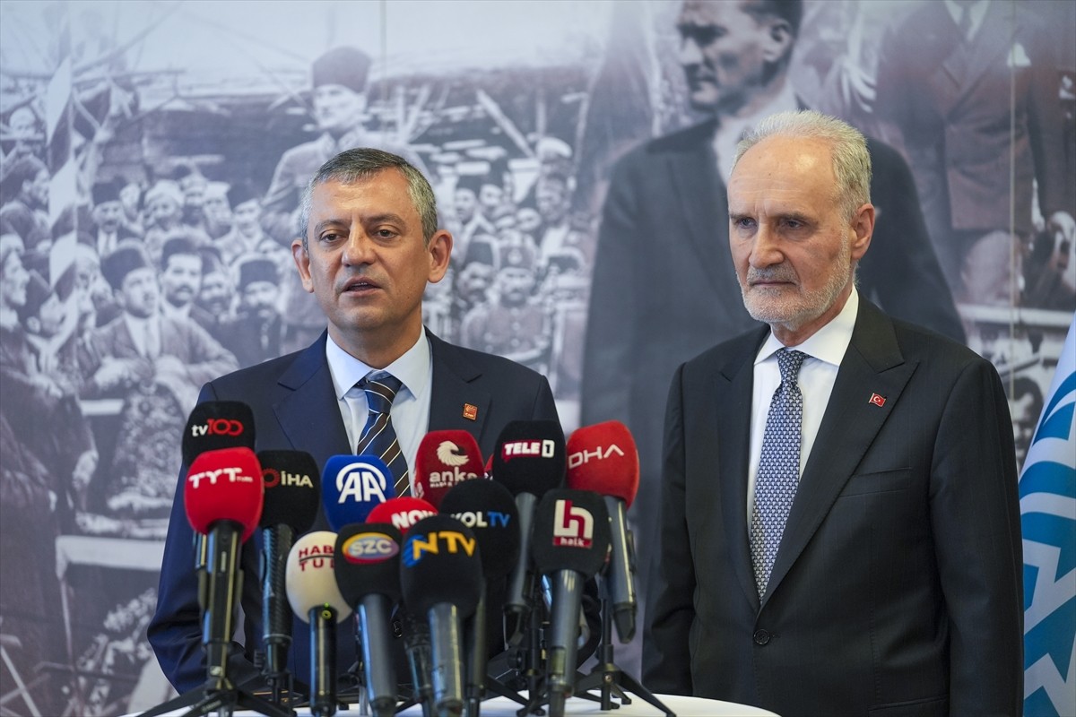 CHP Genel Başkanı Özgür Özel (solda), Türk İş Dünyası Konfederasyonu (TÜRKONFED) ile İstanbul...