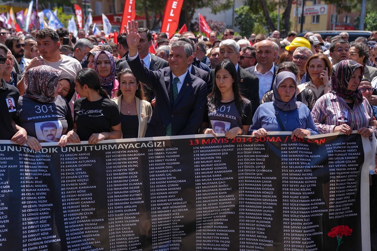 CHP Genel Başkanı Özgür Özel, Soma'da 13 Mayıs 2014'te meydana gelen maden faciasında hayatını...
