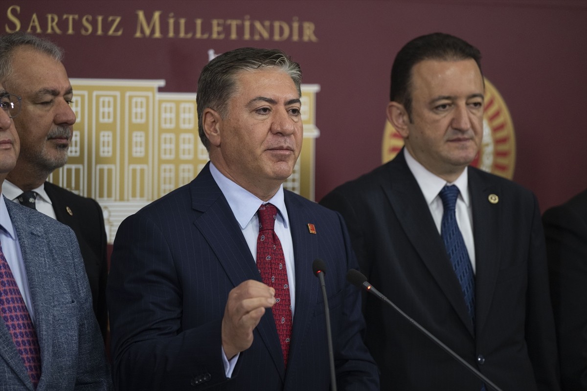 CHP Grup Başkanvekili Murat Emir, CHP'li TBMM Anayasa ve Adalet Komisyonları üyeleriyle birlikte...