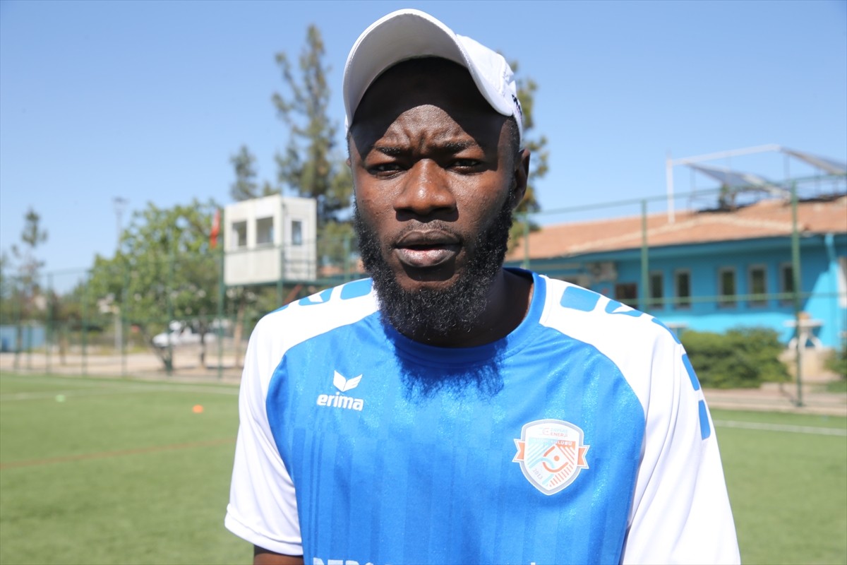 Çocukluğunda yaşadığı kaza sonucu sağ ayağını kaybetmesine rağmen futbol oynamaktan vazgeçmeyen...