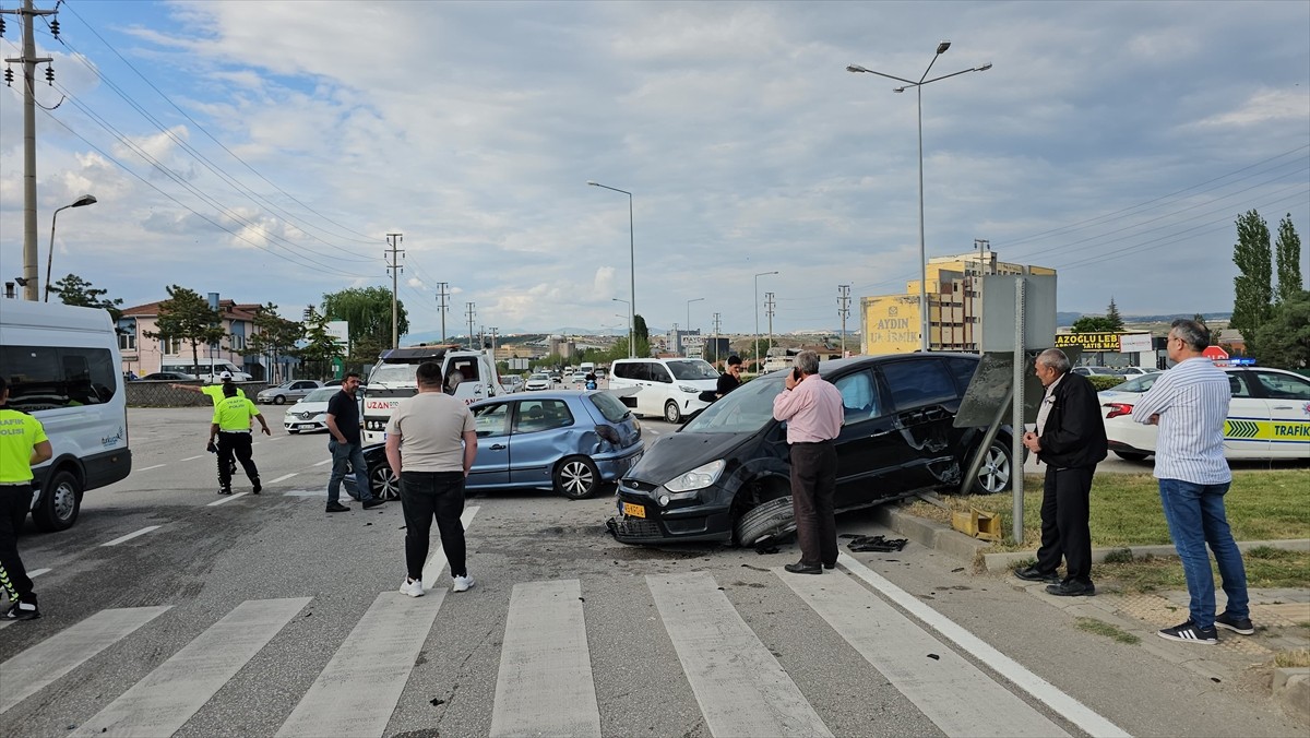 Çorum'da iki otomobilin çarpışması sonucu 3 kişi yaralandı.