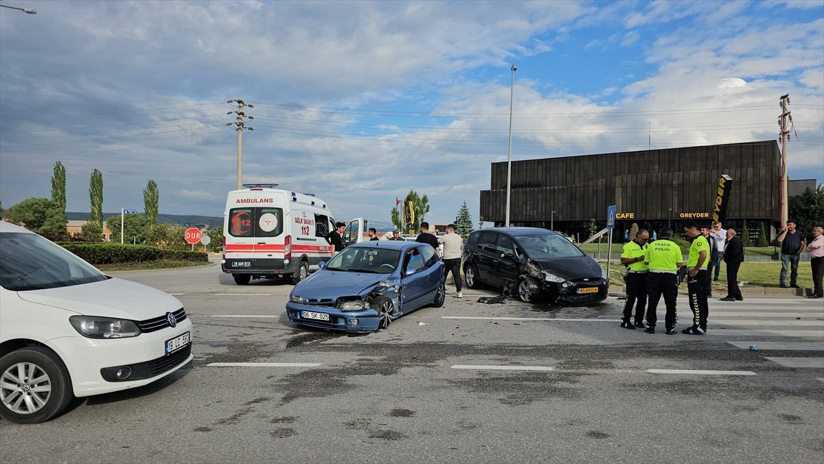 Çorum'da iki otomobilin çarpışması sonucu 3 kişi yaralandı.
