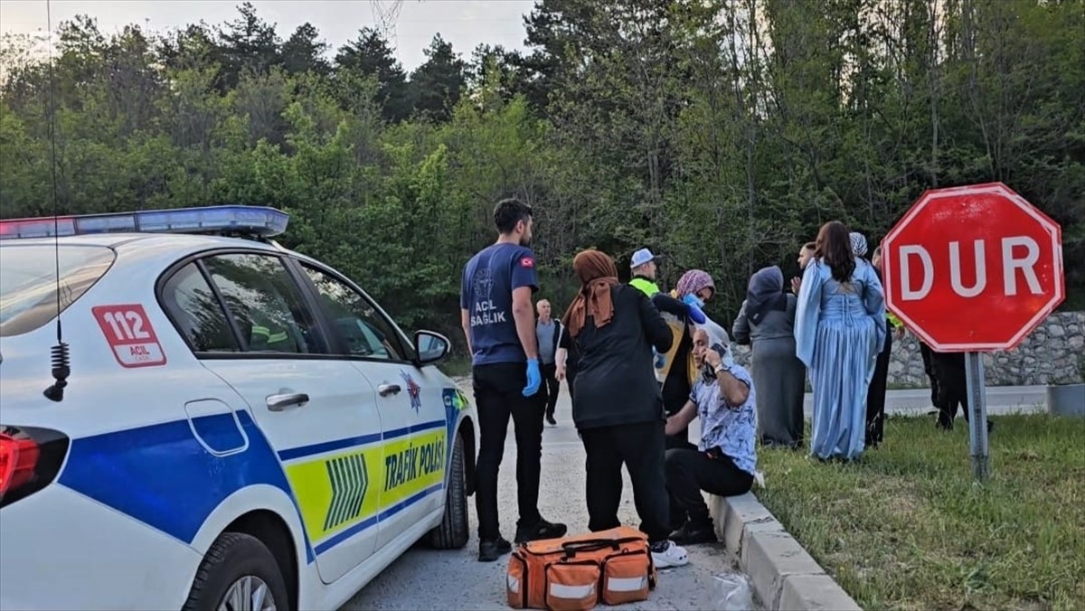 Çorum'da otomobil ile minibüsün çarpıştığı kazada 4 kişi yaralandı.