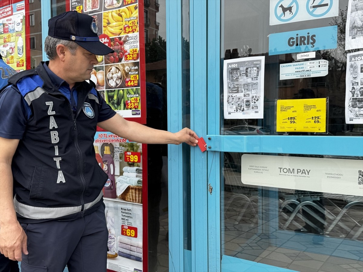 Çorum'da son kullanma tarihi geçmiş ürün sattığı belirlenen aynı zincir markete ait 3 şubeye 1 gün...