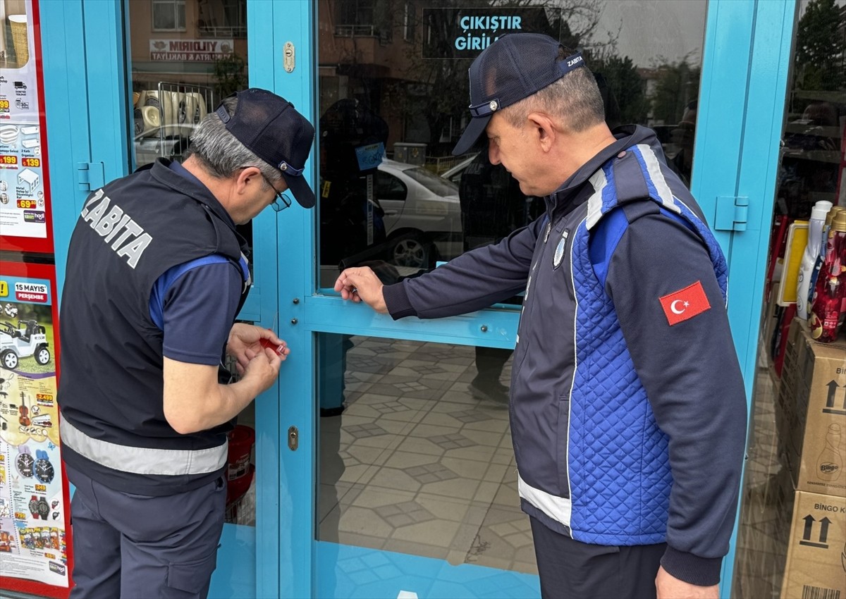 Çorum'da son kullanma tarihi geçmiş ürün sattığı belirlenen aynı zincir markete ait 3 şubeye 1 gün...