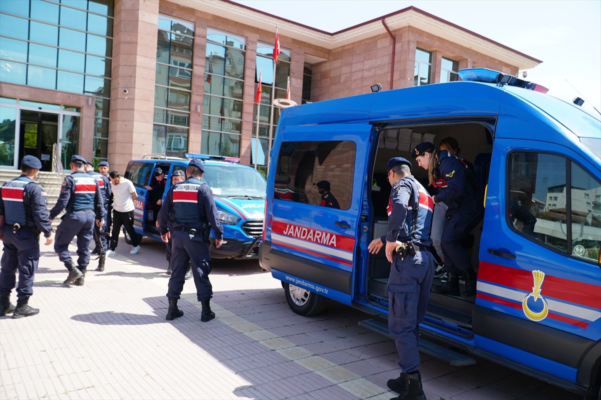 Çorum'un Osmancık ilçesinde uyuşturucu ticareti yaptığı iddiasıyla gözaltına alınan 2 şüpheliden...