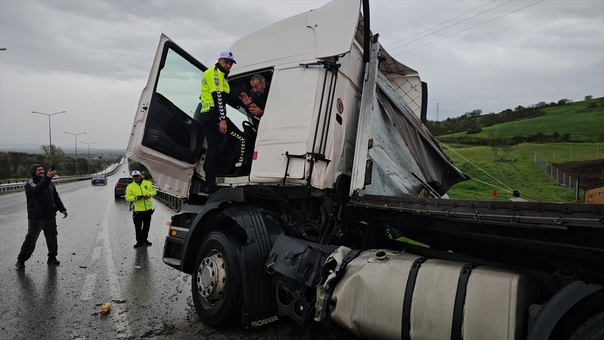 Çorum’da bariyere çarpıp yoldan çıkan tırdaki sürücü yaralandı.