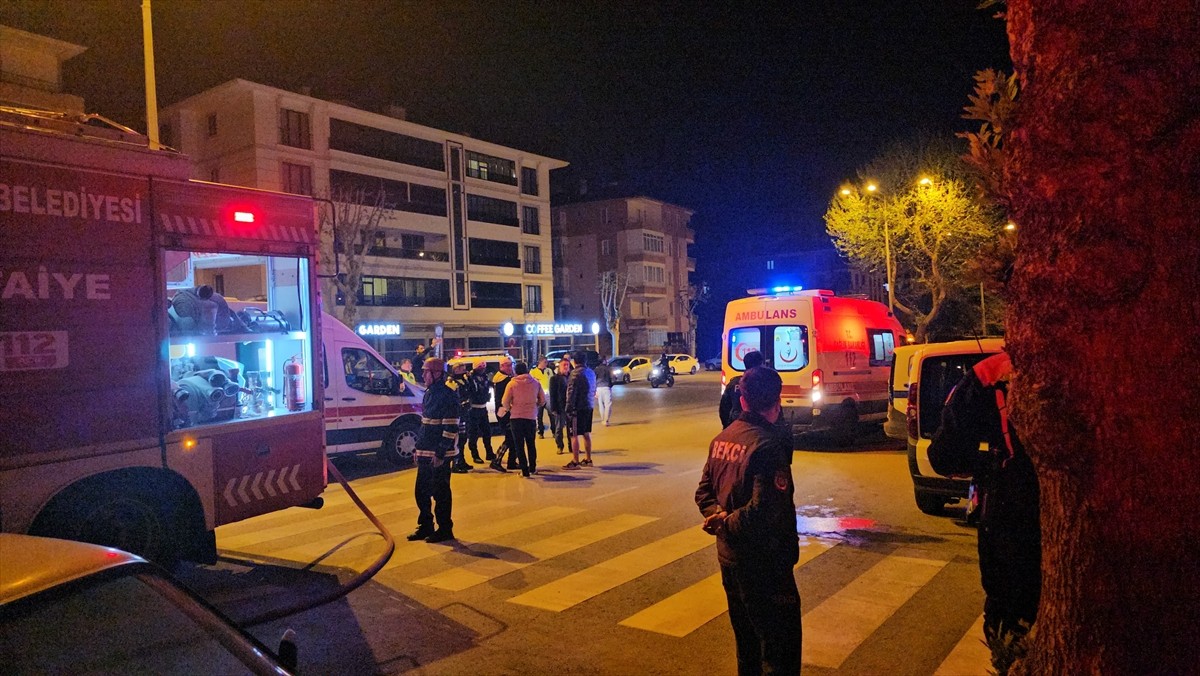 Çorum’da bir binada çıkan yangında 3'ü polis 6 kişi dumandan etkilendi.
