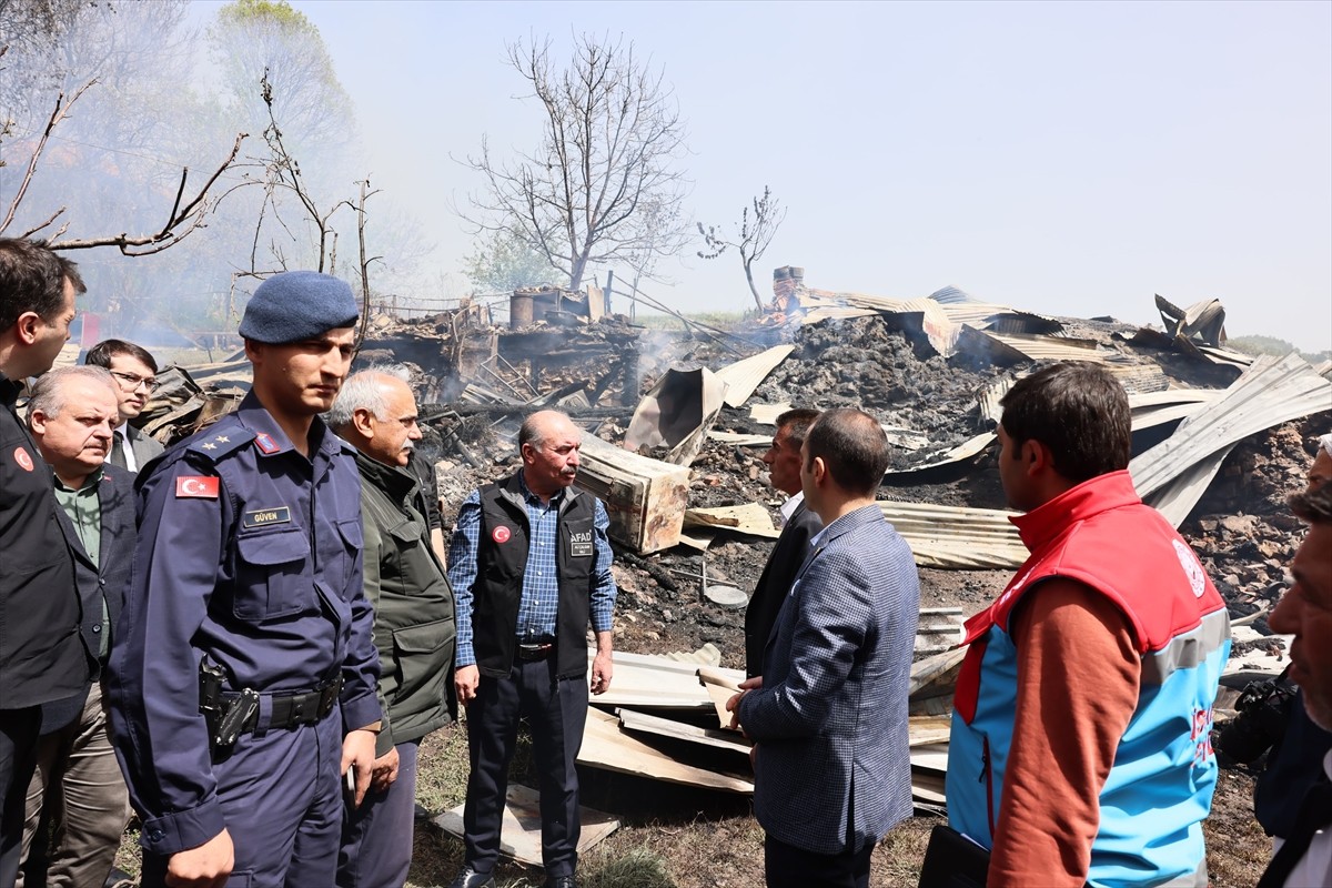 Çorum Valisi Ali Çalgan (sağ 4), İskilip ilçesinde yangın nedeniyle 3 evin kullanılamaz hale...