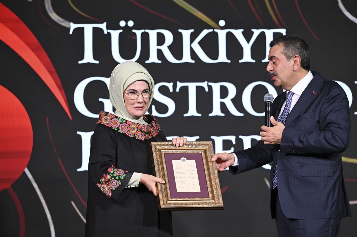 Cumhurbaşkanı Recep Tayyip Erdoğan'ın eşi Emine Erdoğan, Milli Eğitim Bakanlığınca hayata...