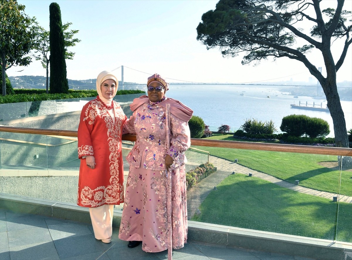 Cumhurbaşkanı Recep Tayyip Erdoğan'ın eşi Emine Erdoğan (solda), "Esvatini Ana Kraliçesi" olarak...