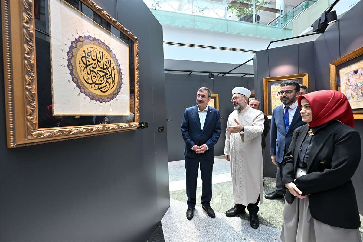 Cumhurbaşkanı Yardımcısı Cevdet Yılmaz (solda), Diyanet İşleri Başkanlığı ve Türkiye Diyanet Vakfı...