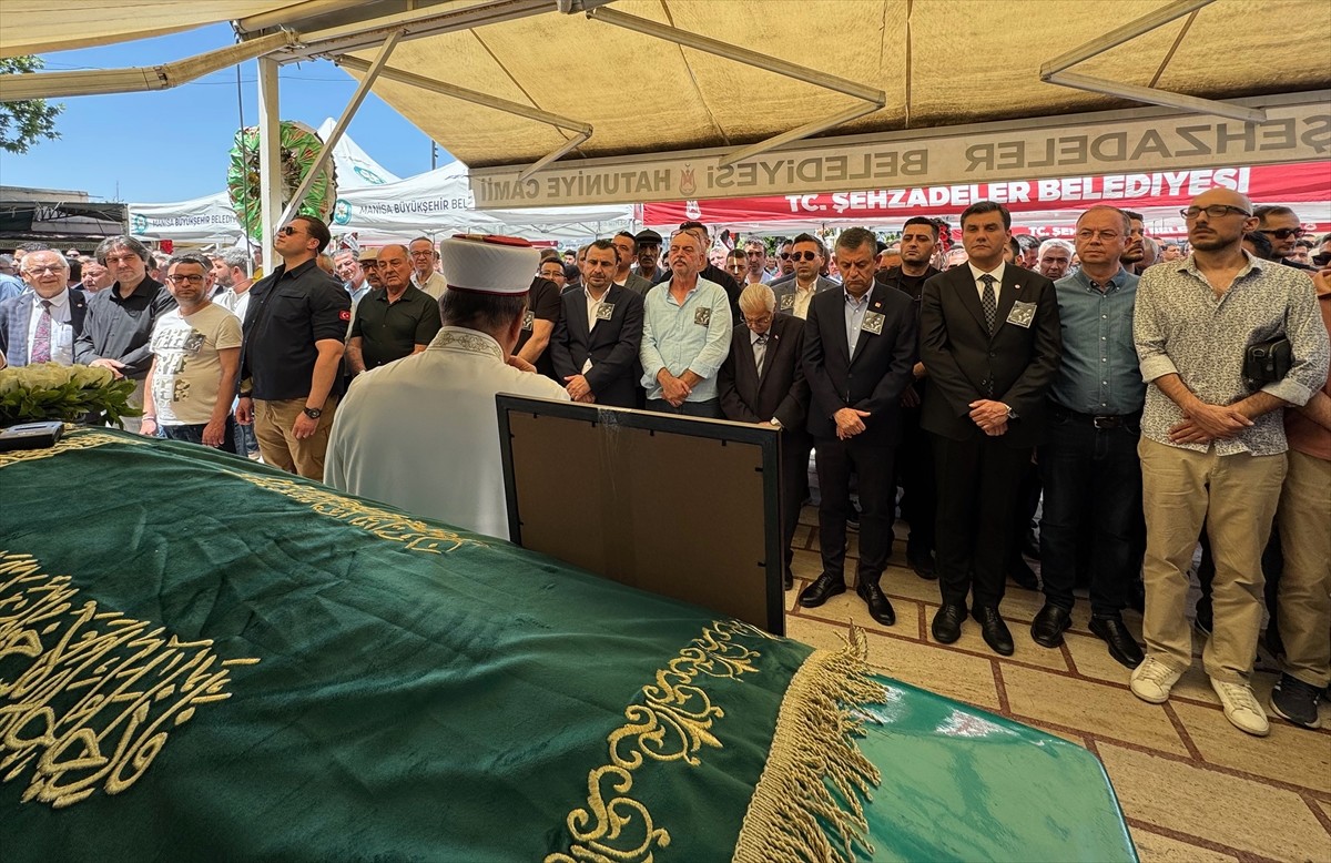 Cumhuriyet Halk Partisi (CHP) Genel Başkanı Özgür Özel, Manisa'da CHP Manisa İl Başkan Yardımcısı...