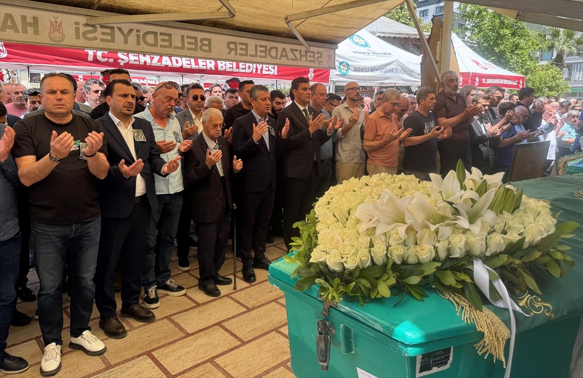 Cumhuriyet Halk Partisi (CHP) Genel Başkanı Özgür Özel, Manisa'da CHP Manisa İl Başkan Yardımcısı...