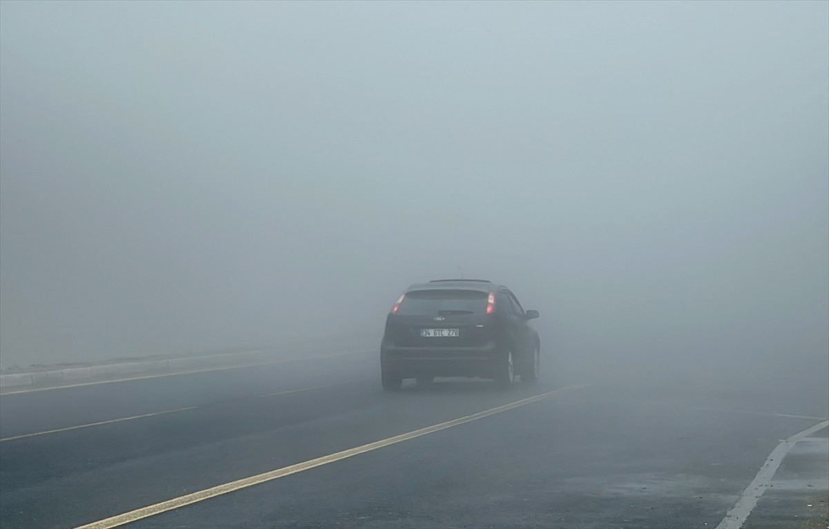 D-100 kara yolunun Bolu Dağı geçişinde sis ulaşımı olumsuz etkiledi.