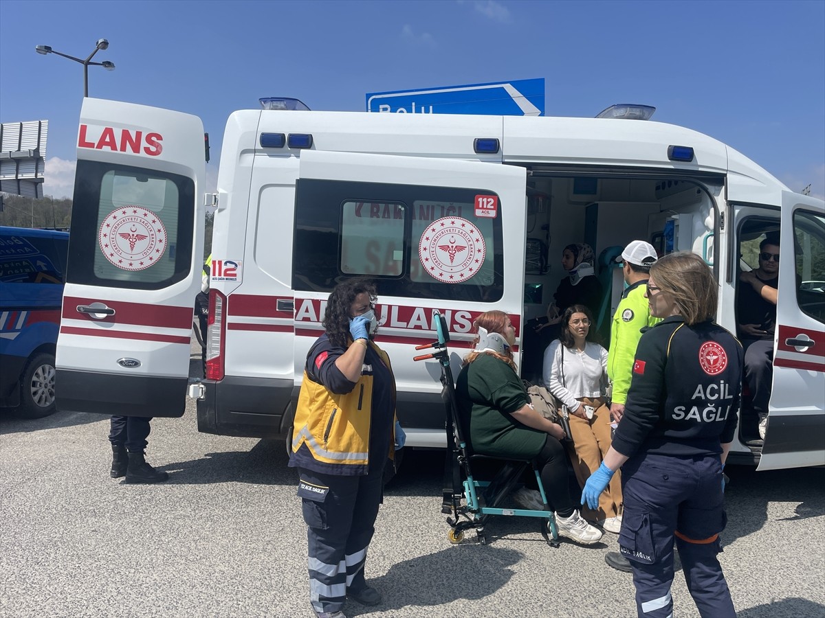 D -100 kara yolunun Bolu Dağı kesiminde hafif ticari araç ile otomobilin çarpışması sonucu 9 kişi...