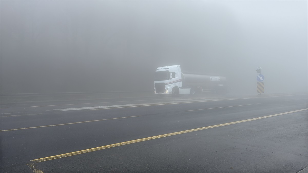 D-100 kara yolunun Bolu Dağı kesiminde sis etkisini gösterdi, görüş mesafesi yer yer 30 metreye...