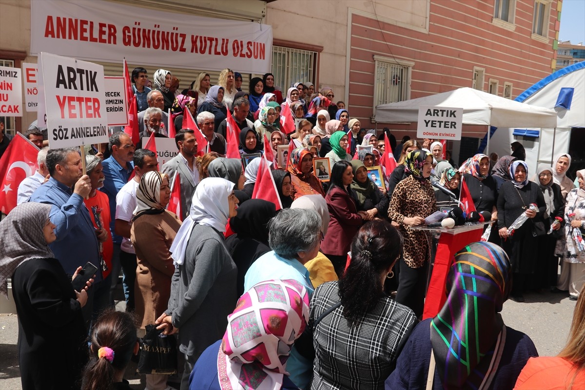 Dağa kaçırılan çocuklarına kavuşma ümidiyle eski HDP il binası önünde oturma eylemi yapan...