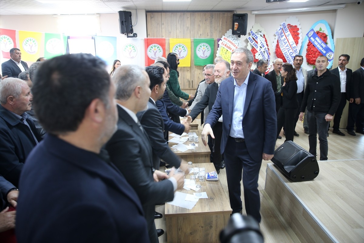 DEM Parti Eş Genel Başkanı Tuncer Bakırhan (sağda), Muş'ta partisinin il başkanlığınca...