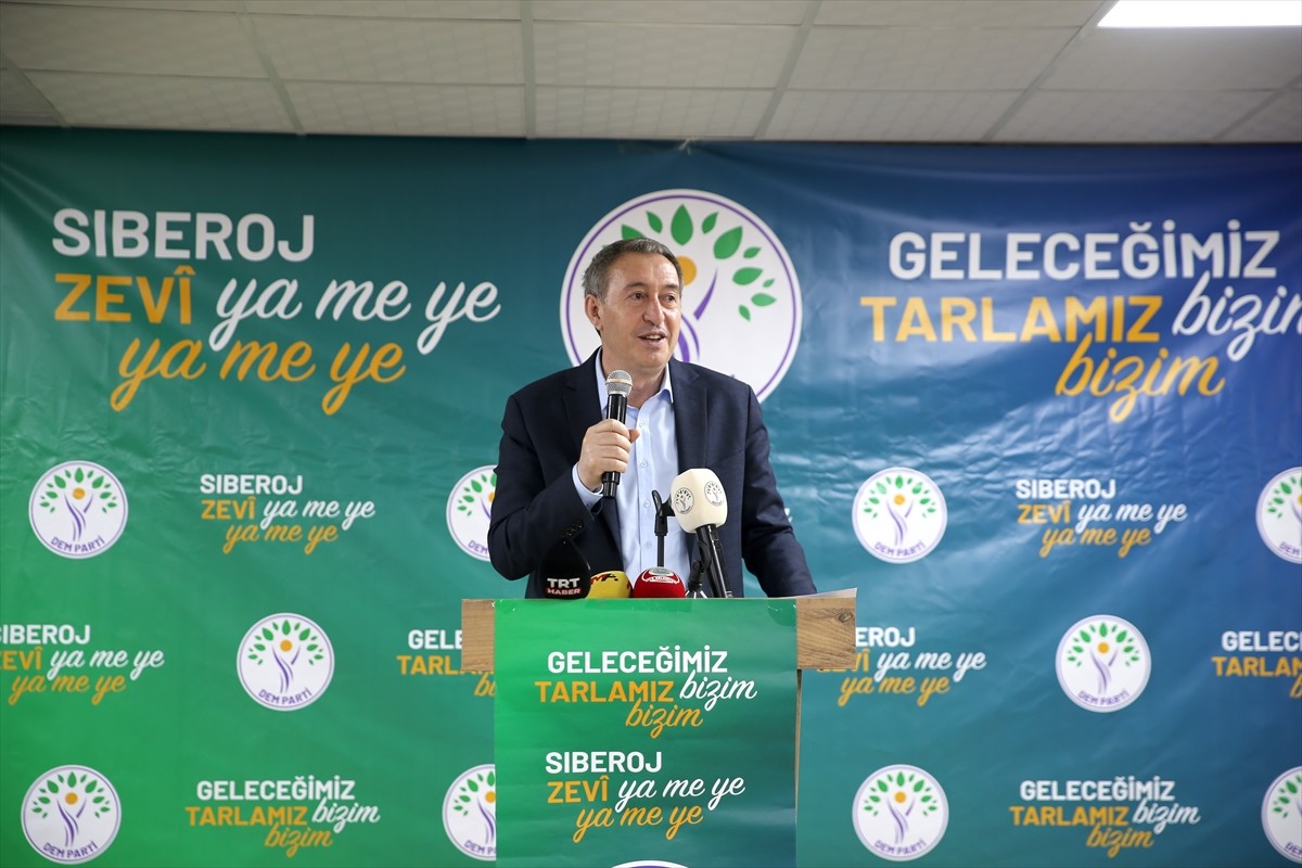 DEM Parti Eş Genel Başkanı Tuncer Bakırhan (sağda), Muş'ta partisinin il başkanlığınca...