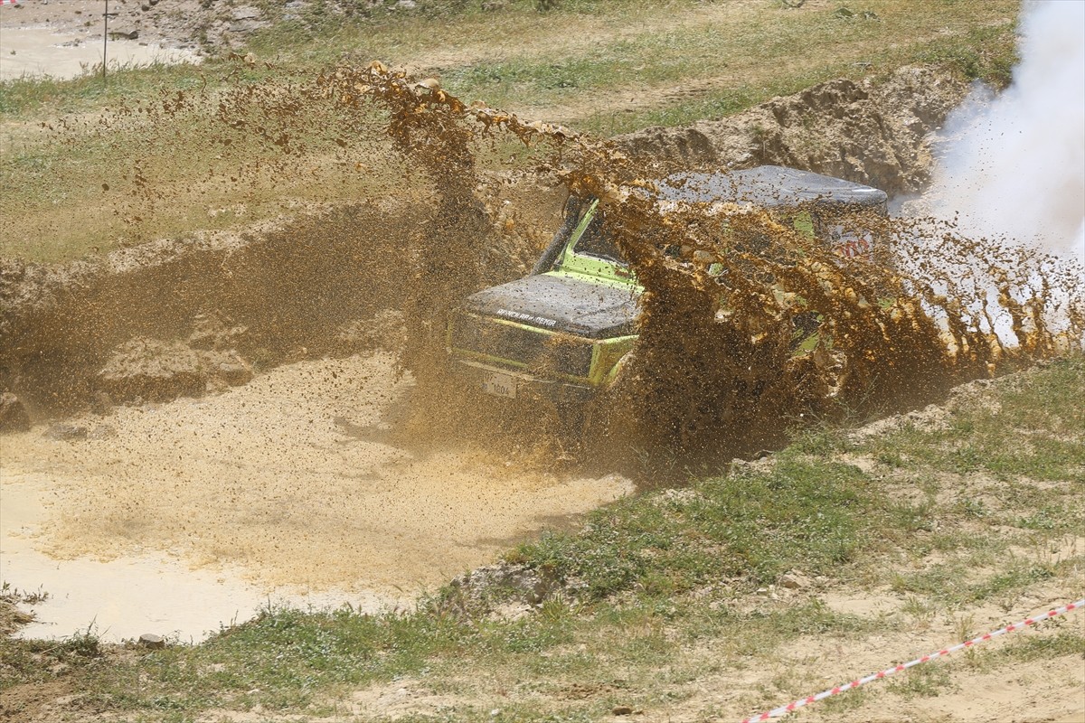 Denizli'nin Babadağ ilçesinde düzenlenen off-road etkinliğinde Türkiye'nin farklı şehirlerinden...
