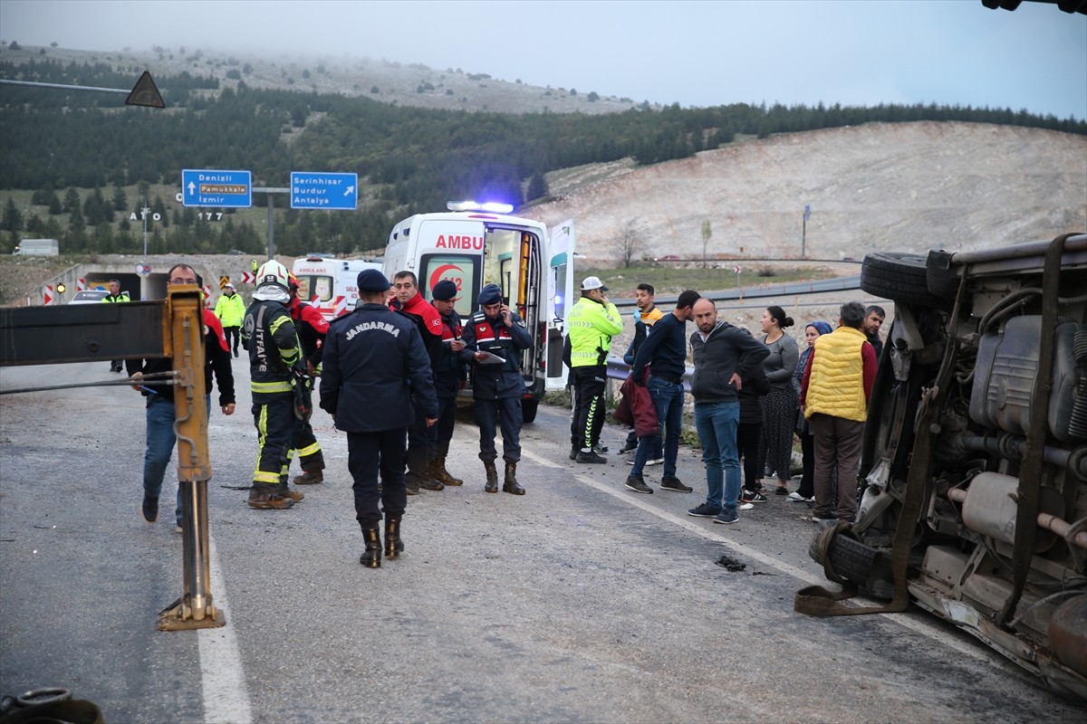 Denizli'nin Tavas ilçesinde servis minibüsünün karşı şeride geçip otomobile çarpması sonucu 18...
